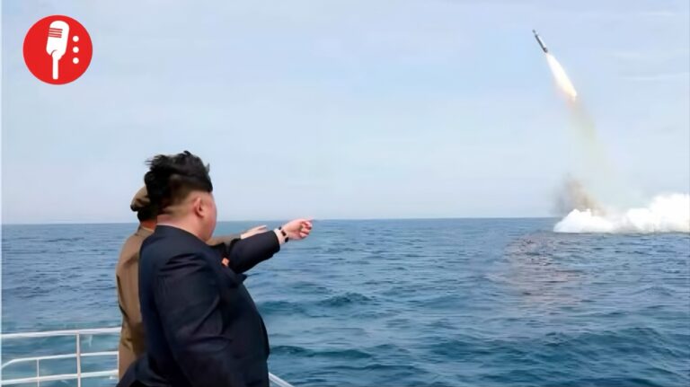 Kim Jong-un vigila de cerca el lanzamiento de misiles hacia el mar de Japón