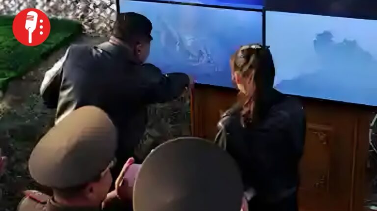 Kim Jong Un presume un misil con IA y lo ve volar junto a su hija