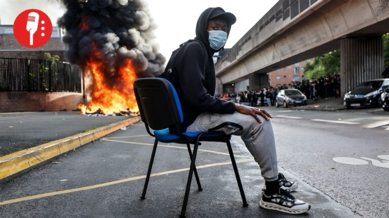 Jóvenes franceses mantienen bloqueados 413 institutos en su segunda semana de protestas