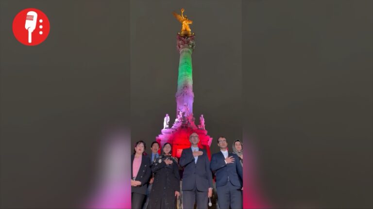 El Ángel de la Independencia luce los colores de Irán