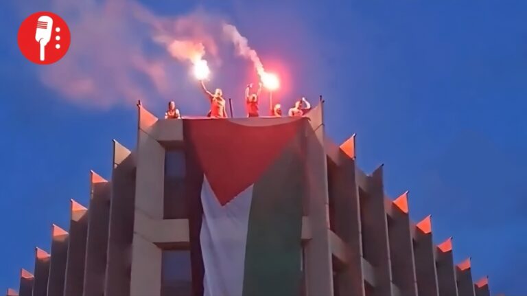 Bandera gigante de Palestina ondea frente a la embajada de Israel en Atenas