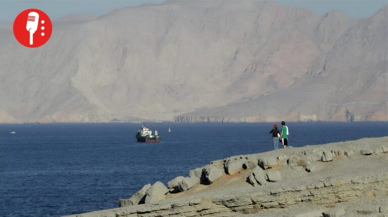 Petroleros chocan con minas en el sur del estrecho de Ormuz, afirma Irán