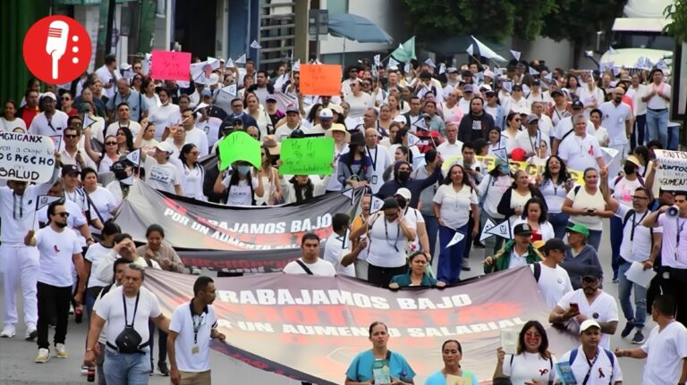 Trabajadores del IMSS salen a las calles por un mejor sueldo y más personal