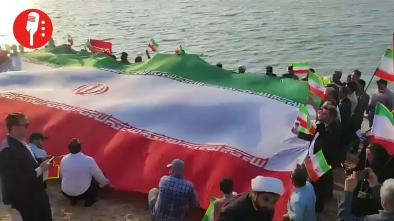 110 profesores iraníes alzan la bandera de Irán en la isla de Ormuz