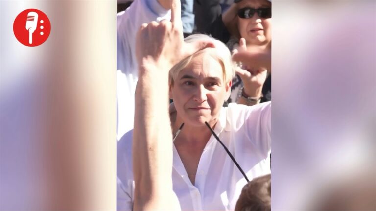 Colau levanta la L de Lula como símbolo contra el fascismo